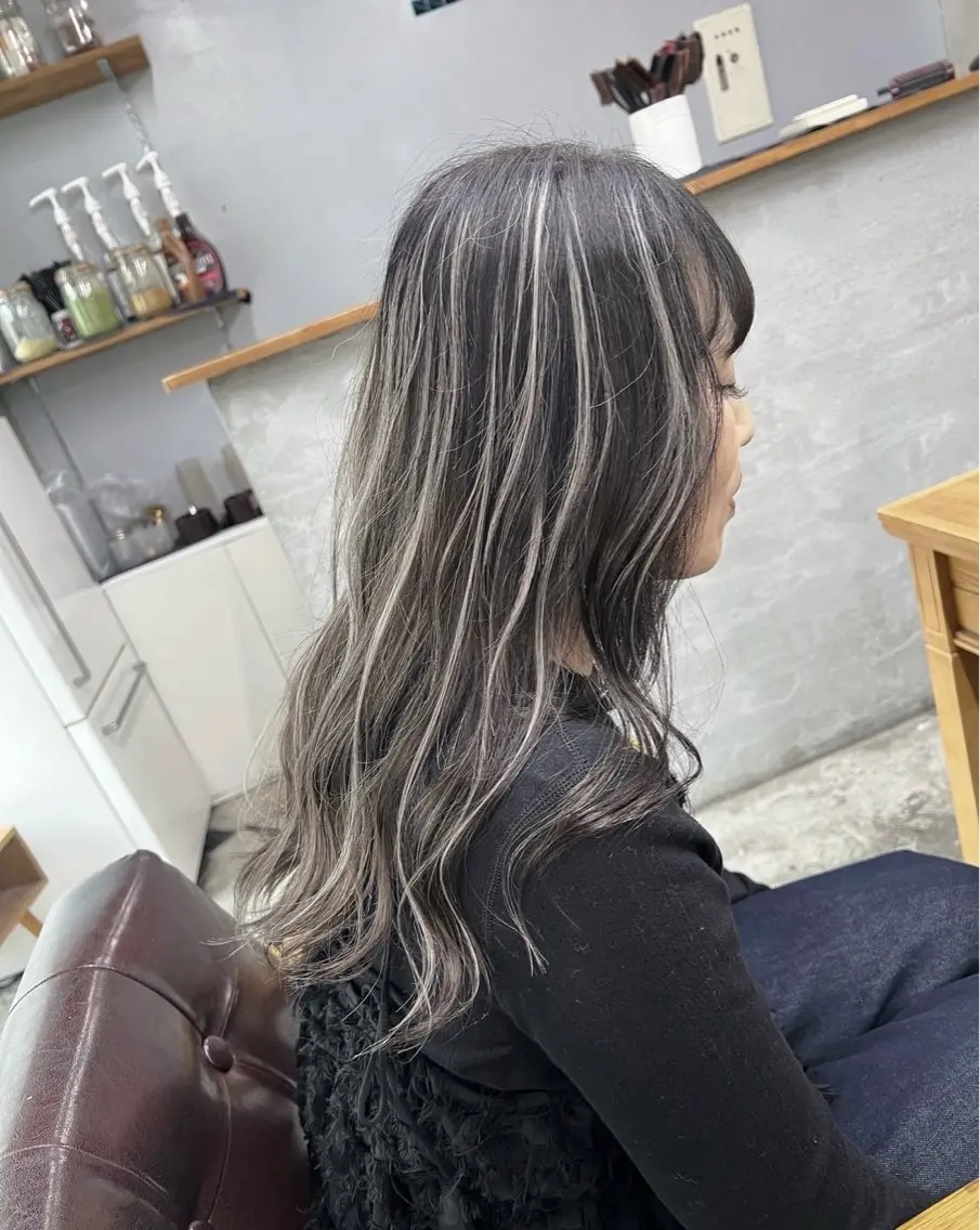 ロング カラー ダークグレー ダークグレージュ グレージュ ハイライトカラー ハイライト ヘアカラー トリートメント 指名数No.1 /NAOYAのヘアスタイル