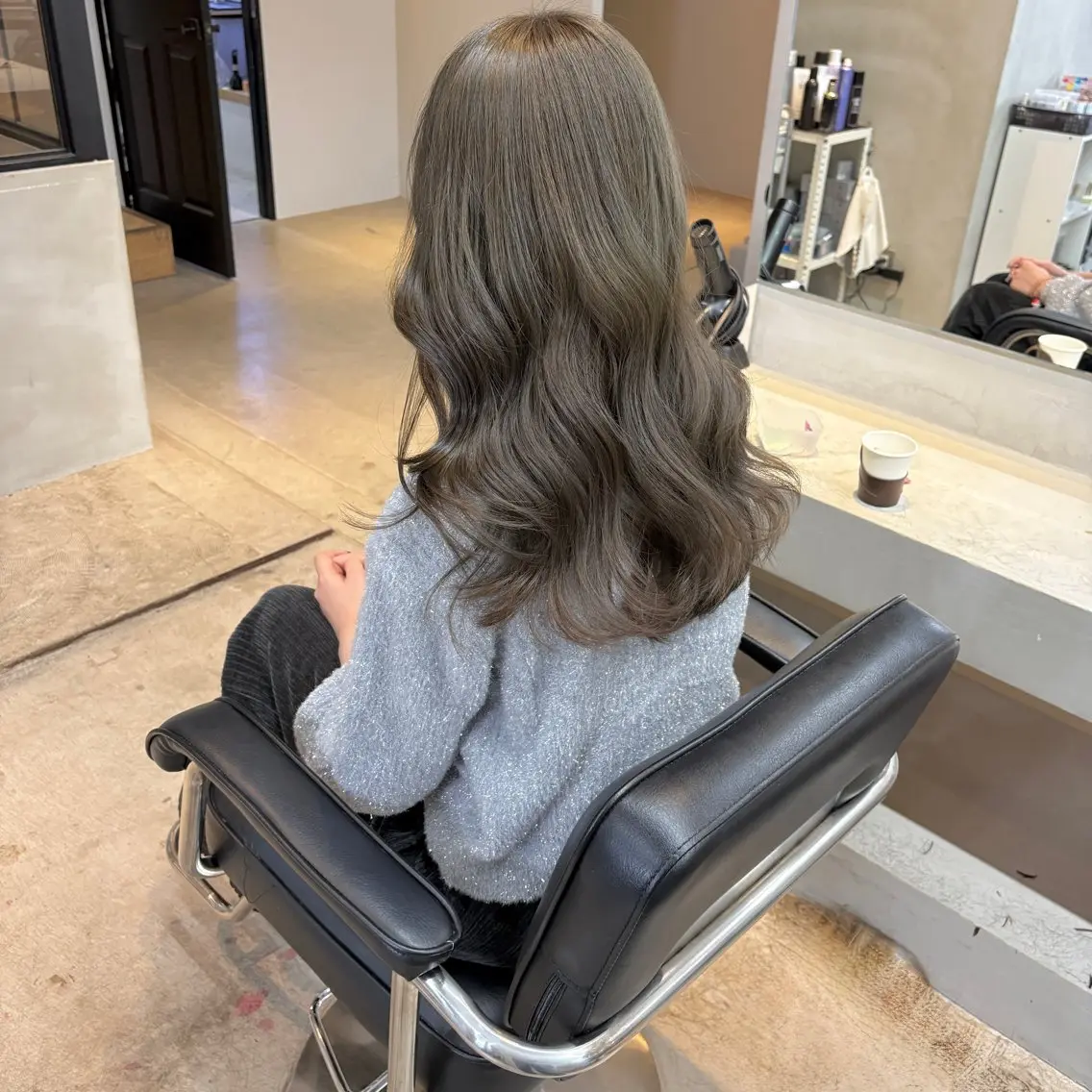 セミロング カラー ブリーチ グレージュ オリーブグレージュ オリーブグレー カット ヘアカラー トリートメント はちすか るかのヘアスタイル