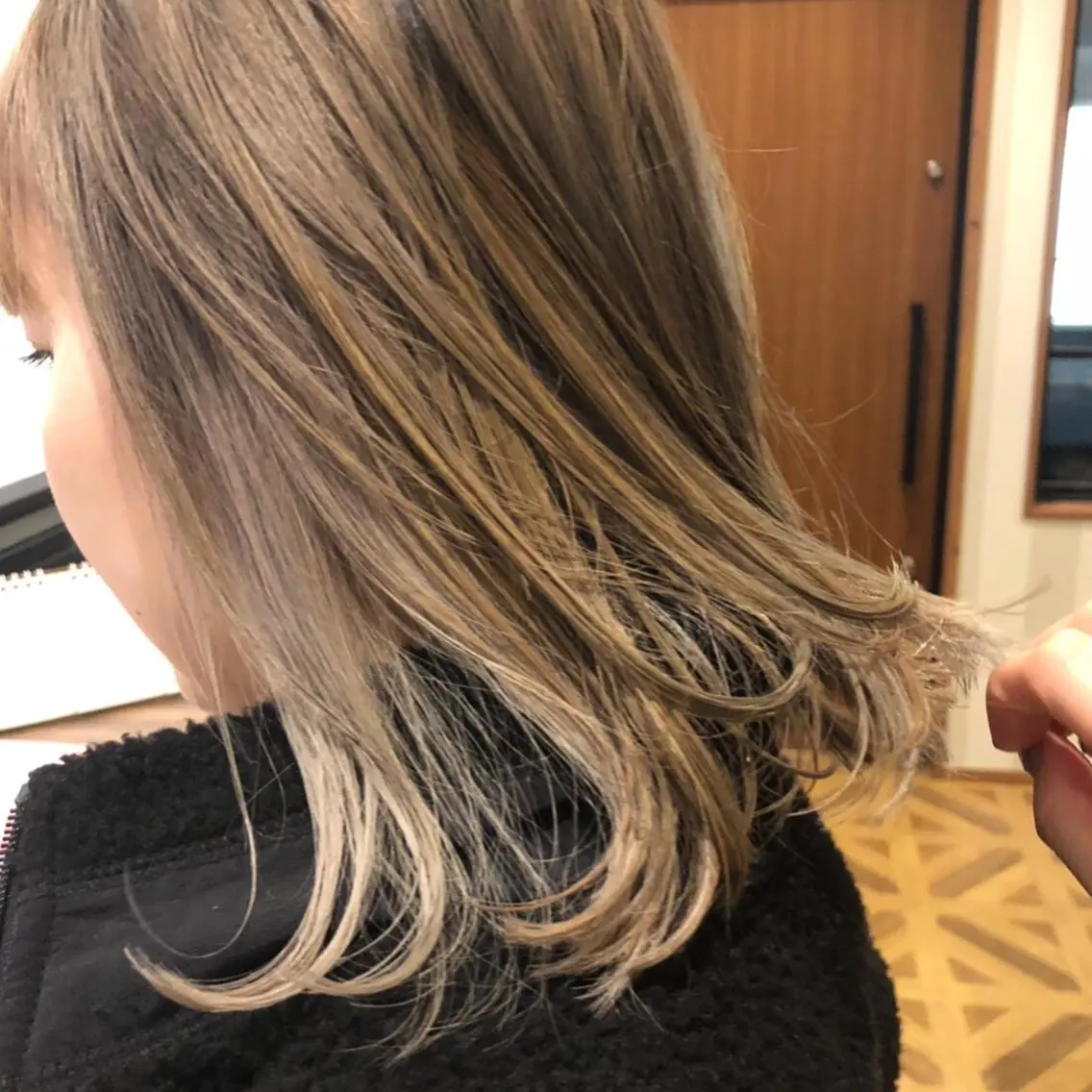 セミロング カラー ベージュカラー ブリーチ ホワイトベージュ 大石 陽菜のヘアスタイル