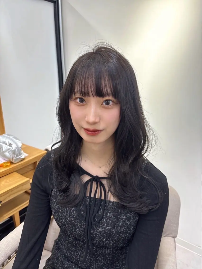カラー グレージュ ミディアムレイヤー/ 艶カラーNorikaのヘアスタイル