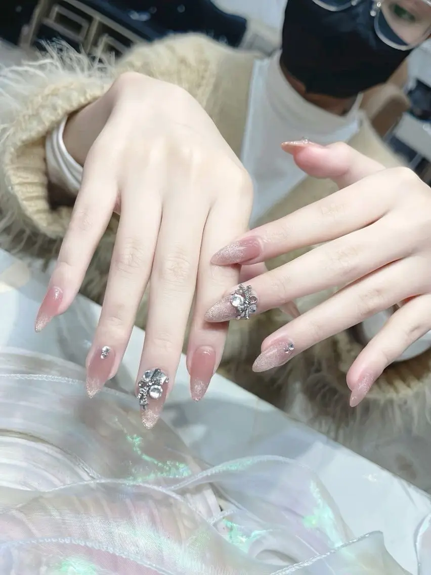 セミロング T&D NailSalonのネイルデザイン