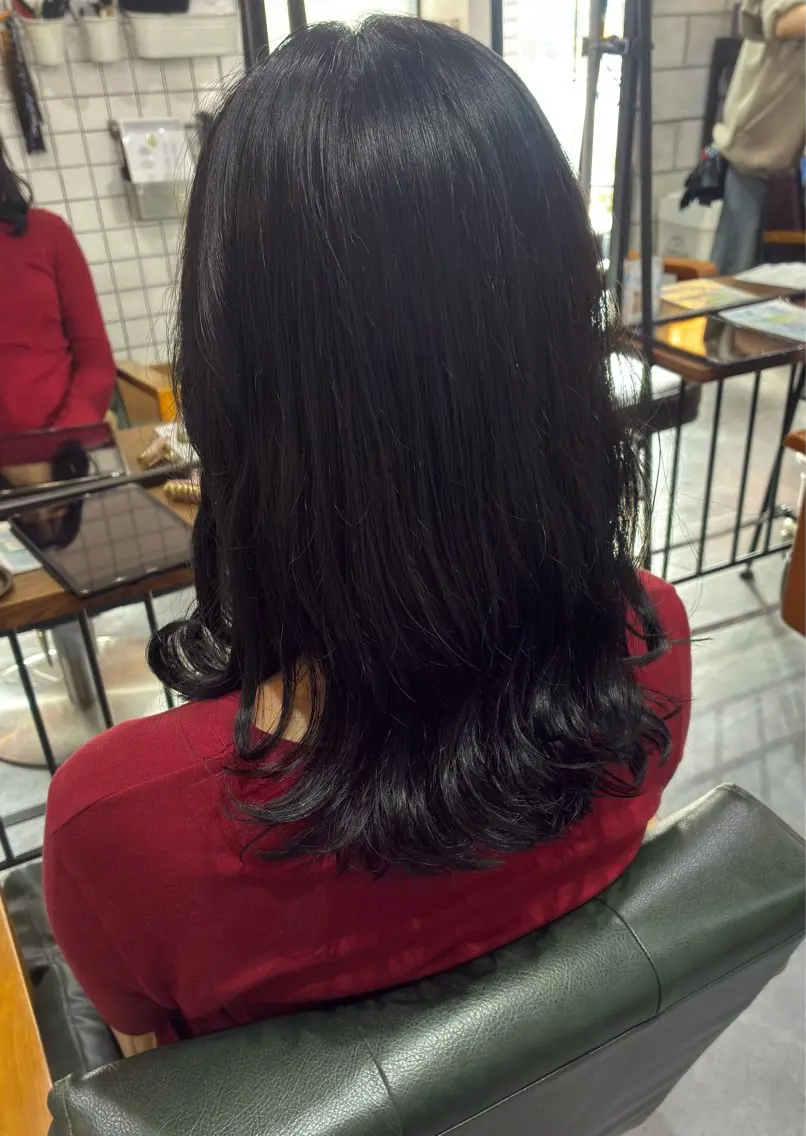 ミディアム カラー 黒髪 ブルーカラー ブルーブラック 透明感カラー 古橋 由妃のヘアスタイル