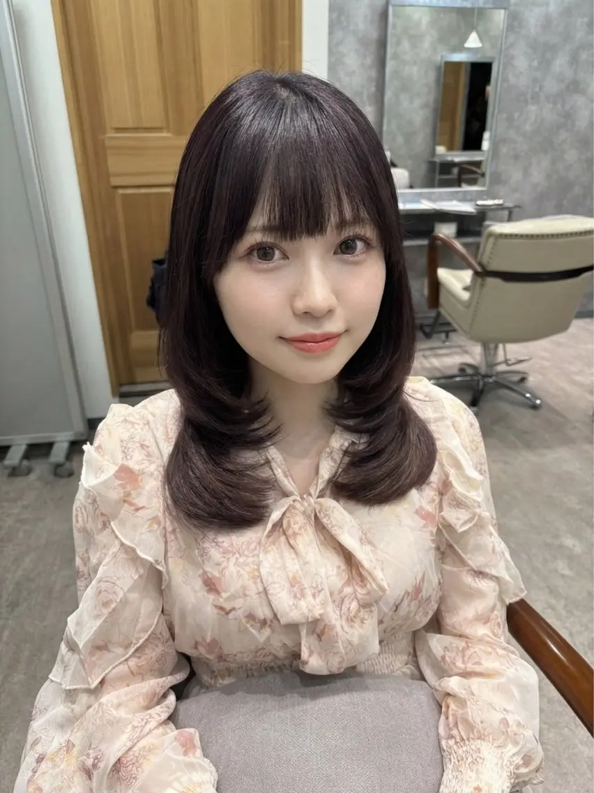 セミロング カット ヘアカラー MIHO ハイレイヤーのヘアスタイル