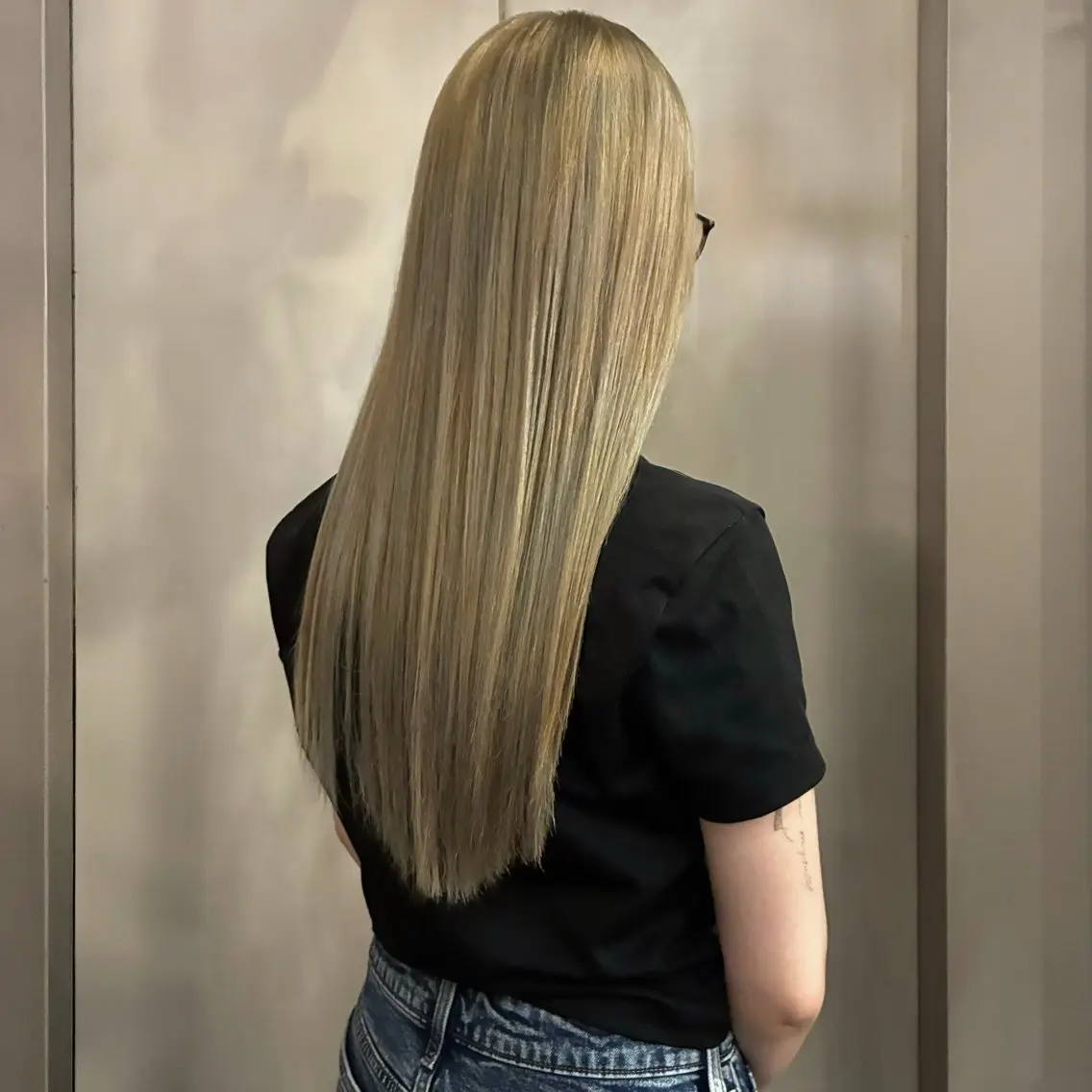 ロング カラー ベージュカラー ブロンド ミルクティーベージュ ヘアカラー エルベスアクト志木店 SHIINAのヘアスタイル