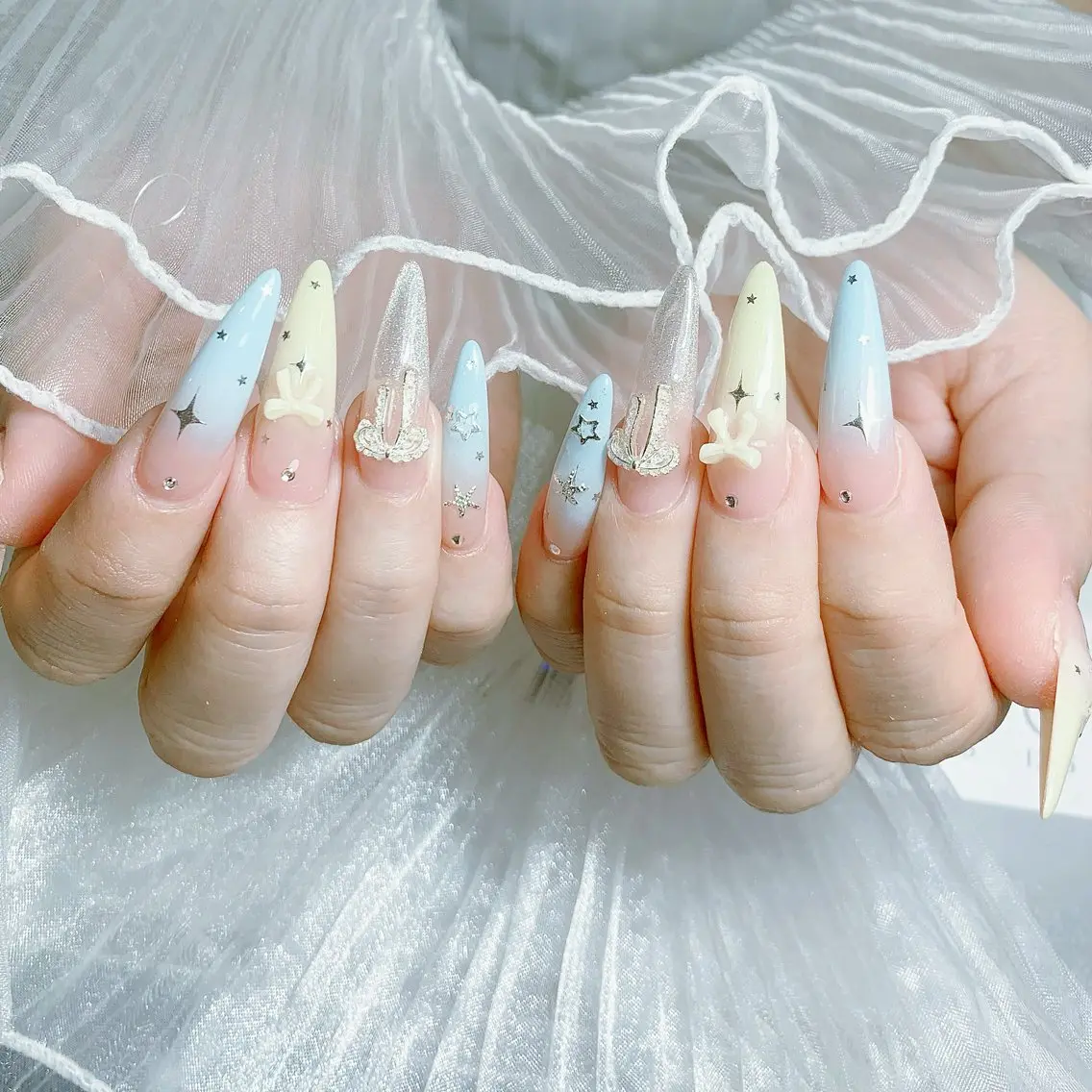ネイル キラキラネイル シンプルネイル 春ネイル ワンホンネイル 冬ネイル Quynh Sora Nailのネイルデザイン