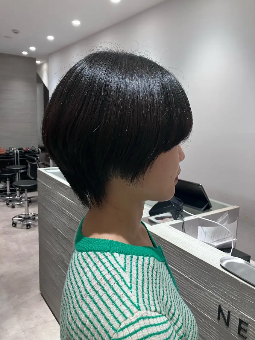 ショート ショートヘア サキ🤍ハイトーン 🩰くびれ巻きヘアのヘアスタイル