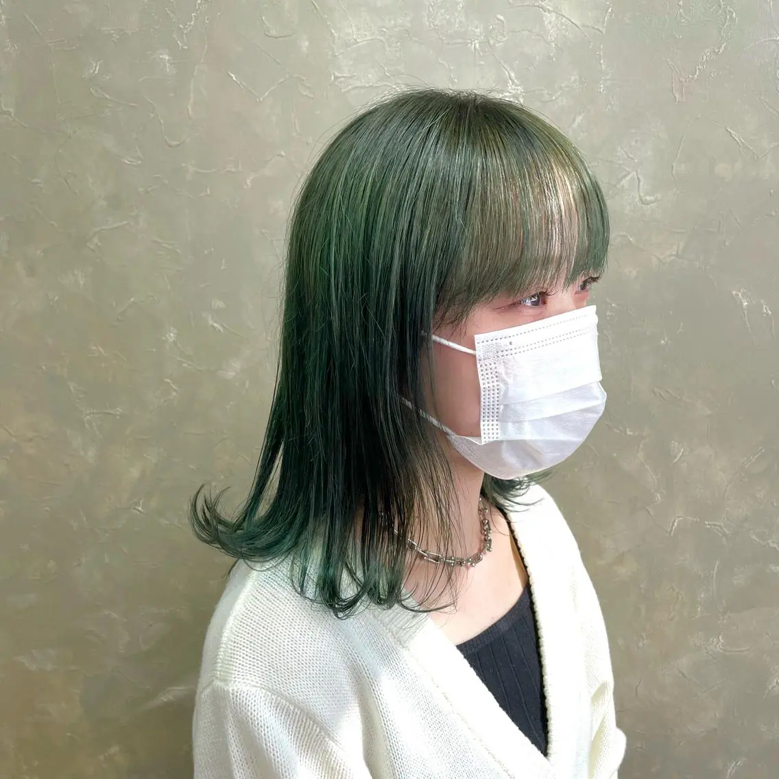 ミディアム カラー ブリーチ ケアブリーチ エメラルドグリーン カット ヘアカラー 有田裕真 【ブリーチカラー】のヘアスタイル