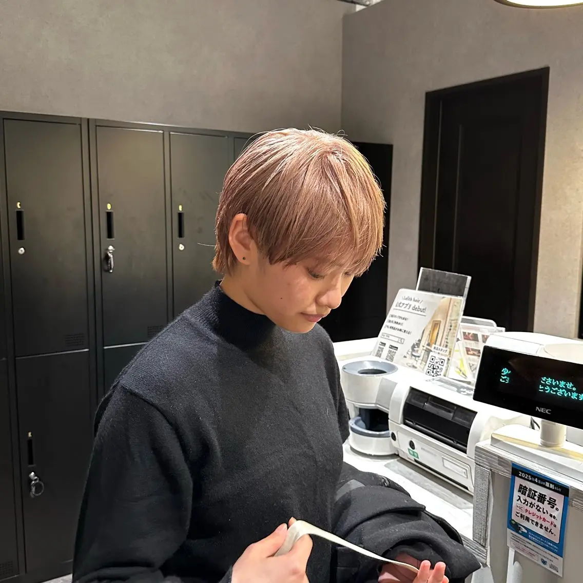 カラー メンズ メンズウルフカット ベージュカラー ピンクカラー ウルフカット カット ヘアカラー ブリーチカラー/ ベージュ/SARAのヘアスタイル