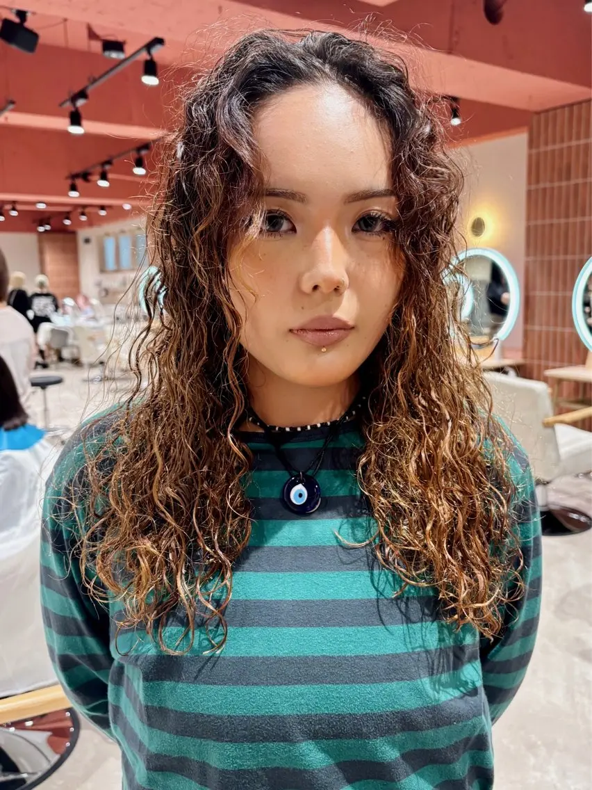 ロング パーマ くせ毛 ハイライト パーマ トリートメント ヘッドスパ 髪質改善　ネイル コトミ🐸のヘアスタイル