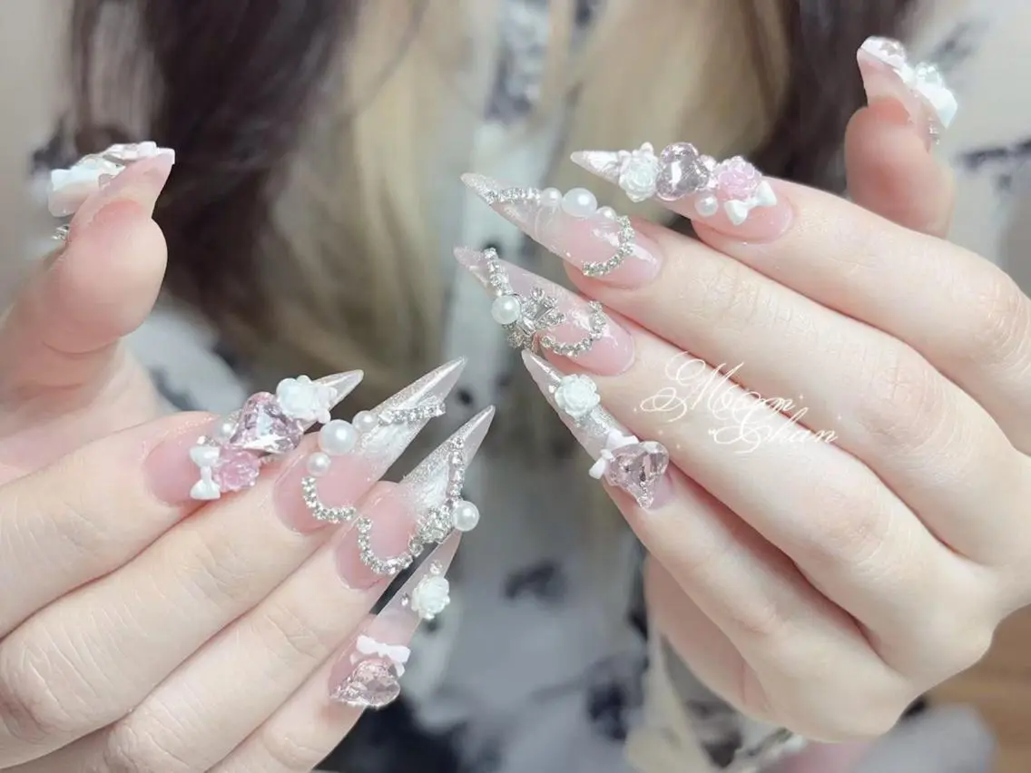 ネイル 長さ出し キラキラネイル 韓国ネイル ロングネイル マグネットネイル ハンドネイル ハンドケア Akira✨ nailのネイルデザイン