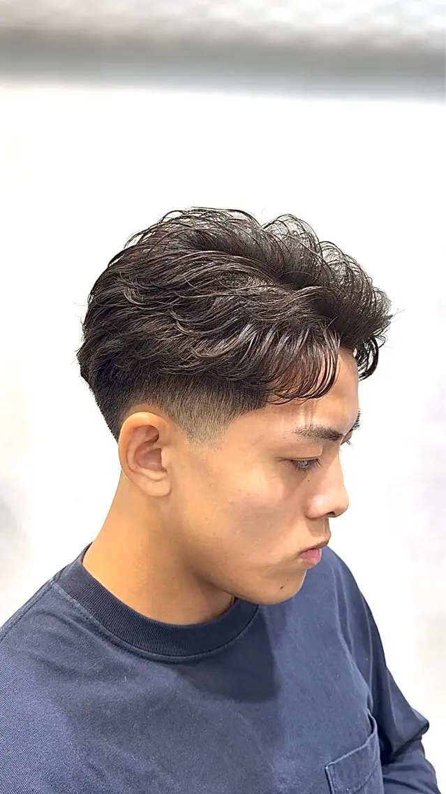 ショート パーマ メンズ フェードカット ショートヘア カット パーマ トリートメント fifth 一寸木 桂斗 チョッキケイトのヘアスタイル
