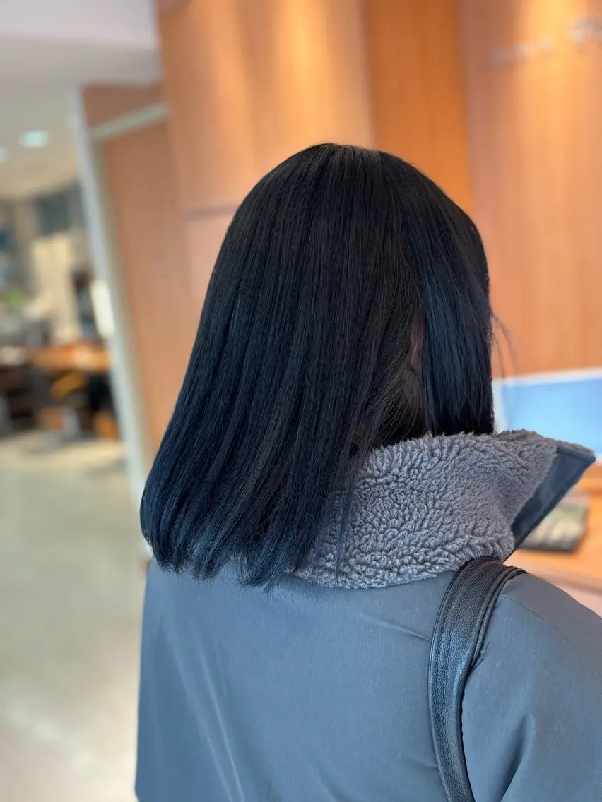 ミディアム カラー 黒髪 ブルーカラー ブルーブラック ヘアカラー トリートメント 竹葉 如起のヘアスタイル