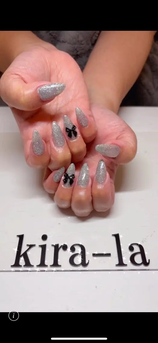 ネイル ラメ(グリッター) ワンカラーネイル リボン シルバー シンプルネイル kira-la キララ･:*..のネイルデザイン