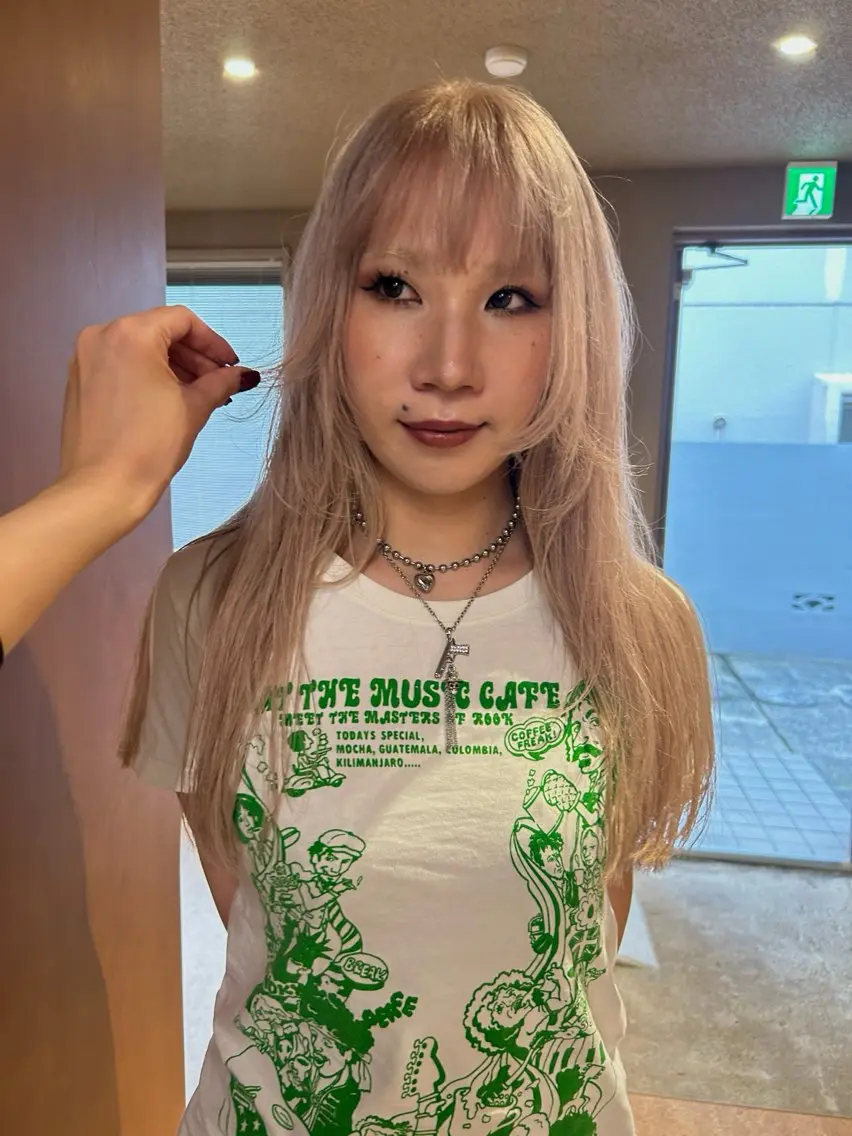 ロング カラー ベージュカラー ハイトーンカラー ピンクカラー niina suzukiのヘアスタイル