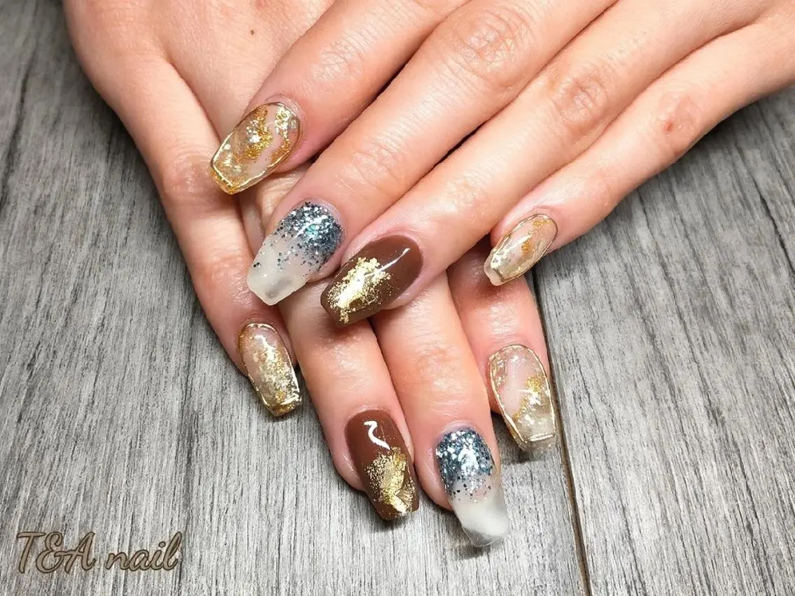 ミディアム ネイル ブラウン 長さ出し ジェルネイル キラキラネイル スカルプネイル T&A nailのネイルデザイン