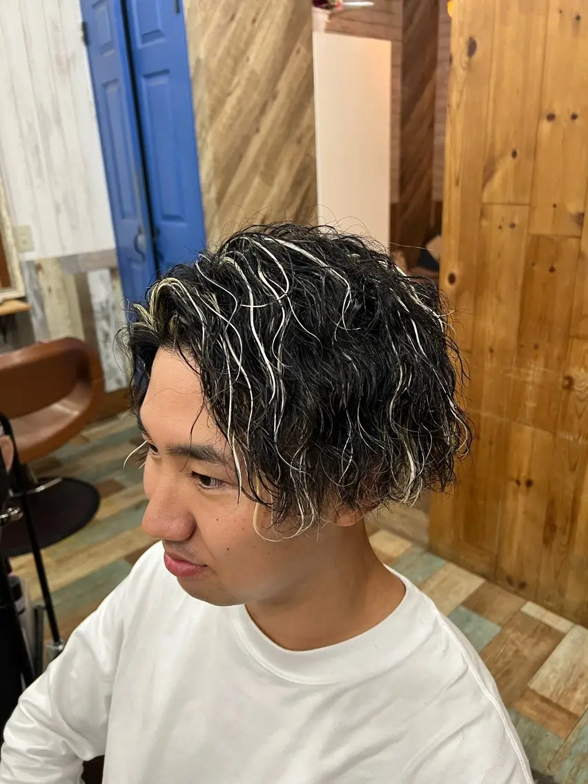 ミディアム カラー パーマ メンズ ミディアムパーマ メンズハイライト メンズパーマ 黒髪 ハイライトカラー カット ヘアカラー パーマ 八尾メンズ特化 スタイリスト竜也のヘアスタイル