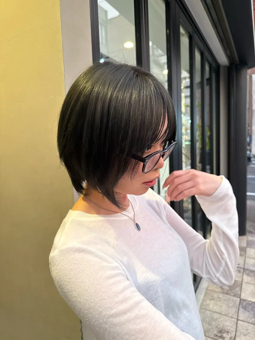ショート ヘアカラー fashionに溶け 込む透明感カラーのヘアスタイル