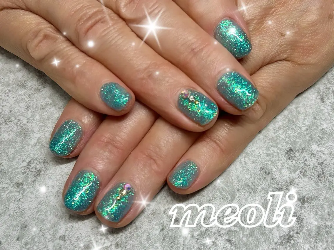 ネイル ブルー キラキラネイル ラメ(グリッター) ワンカラーネイル ストーンネイル ハンドネイル nail salon meoli　アヤのネイルデザイン
