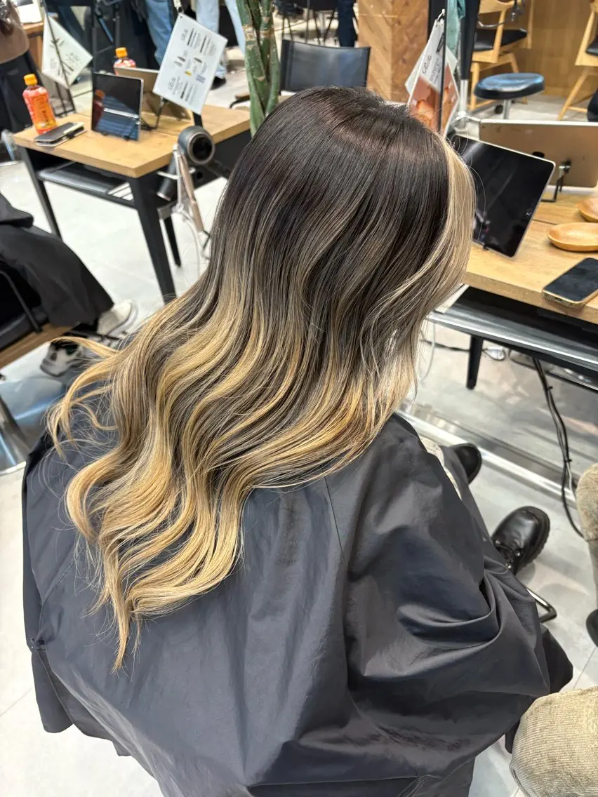 ロング カラー ヘアカラー KAEDE🌺Wカ ラー/ホワイトカラーのヘアスタイル