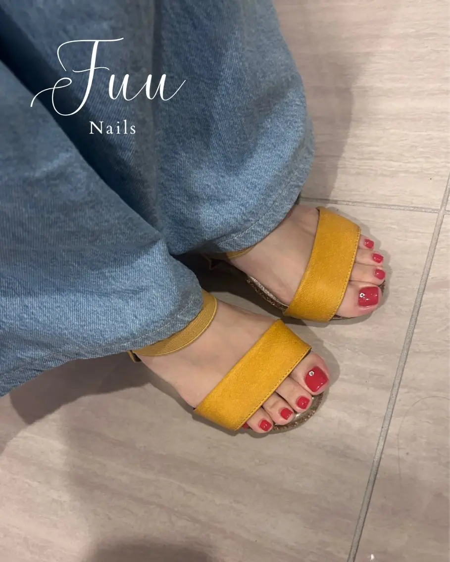 ネイル フットネイル 赤色 シンプルネイル ストーンネイル 犬のいるネイルサロン Fuu nailsのネイルデザイン