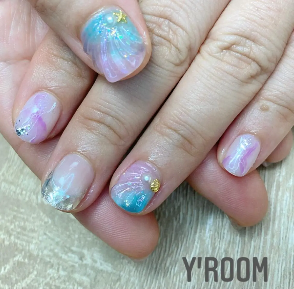 ネイル オーロラネイル フラッシュネイル フットネイル フレンチネイル ジェルネイル ハンドネイル YUKA （ネイリスト）のネイルデザイン
