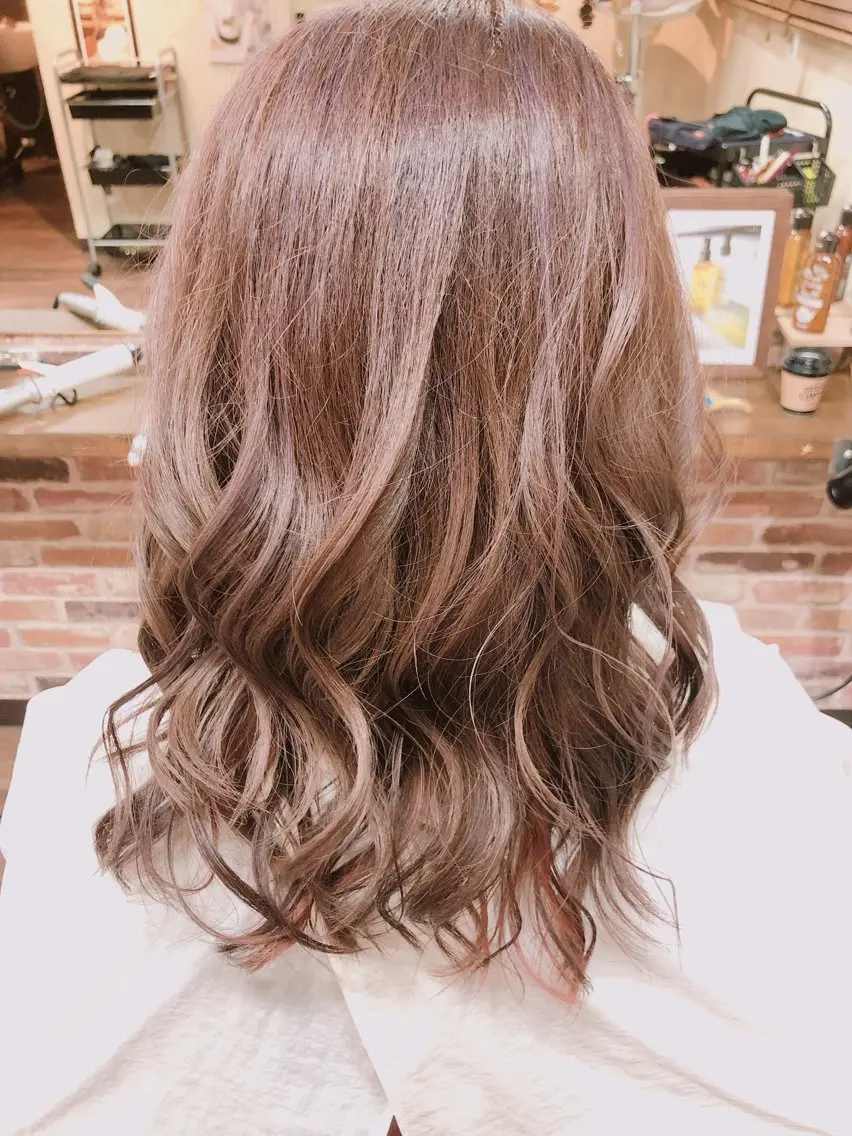 セミロング カラー アッシュ ベージュカラー ブリーチ ブリーチなしカラー くせ毛 🌴 NALUスタイ リストおKIKU🏄のヘアスタイル
