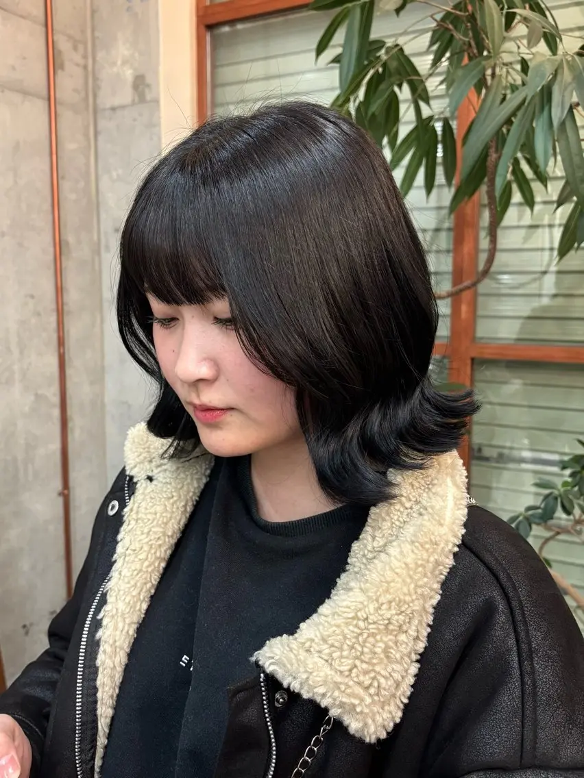 ミディアム カラー 黒髪 ブルーカラー ブルーブラック アキホ /カット✁カラーのヘアスタイル