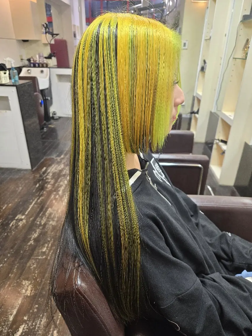 カラー ロング 黒髪 ブリーチ イエローカラー ヘアカラー 遠藤 史秋のヘアスタイル