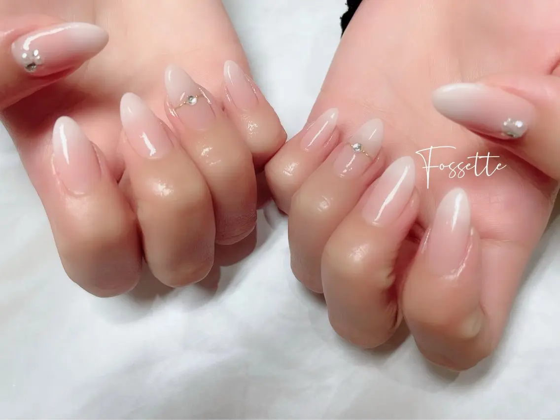 ネイル グラデーション シンプルネイル ブライダルネイル ホワイト ハンドネイル nailsalon Fossetteのネイルデザイン