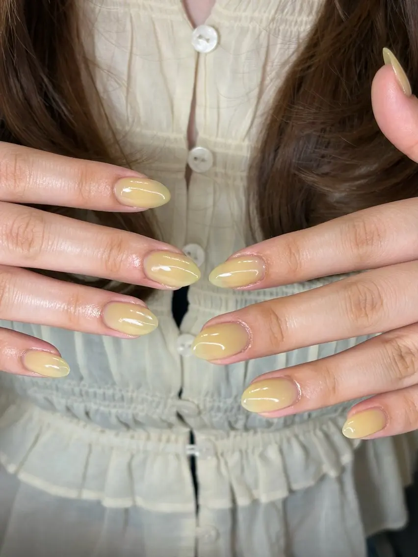 ネイル 氷ネイル・うるうるネイル オフィスネイル シンプルネイル 黄色 ハンドネイル iro+ nailのネイルデザイン