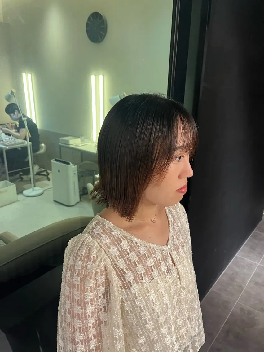 ショート 外ハネヘア ブリーチ/ レイヤー/ツバキのヘアスタイル