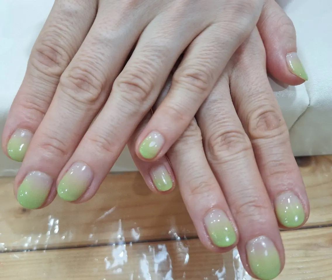 ネイル グラデーション グリーン ハンドネイル Selene uedaのネイルデザイン