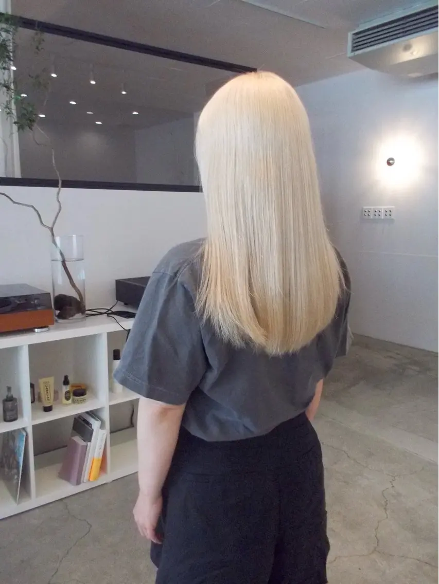 ロング カラー ブリーチ ブロンド 透明感カラー ダブルカラー ハイトーンカラー カット ヘアカラー トリートメント 岡崎パーマ noiのヘアスタイル