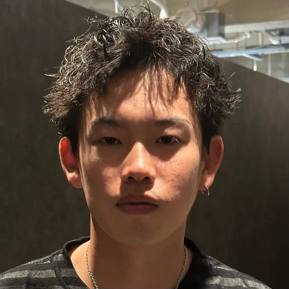 ミディアム パーマ メンズ ミディアムパーマ メンズブリーチ センターパート フェードカット フェザーパーマ 金山駅前メンズカット モデル募集 青島永透のヘアスタイル