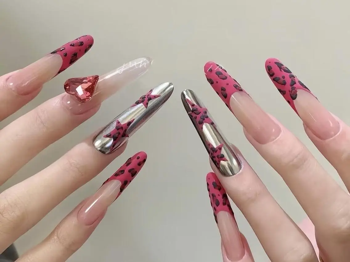 ネイル フレンチネイル ゴージャス ロングネイル シルバー スーパーロングネイル ハンドネイル ハンドケア 🎀Momo 🎀のネイルデザイン