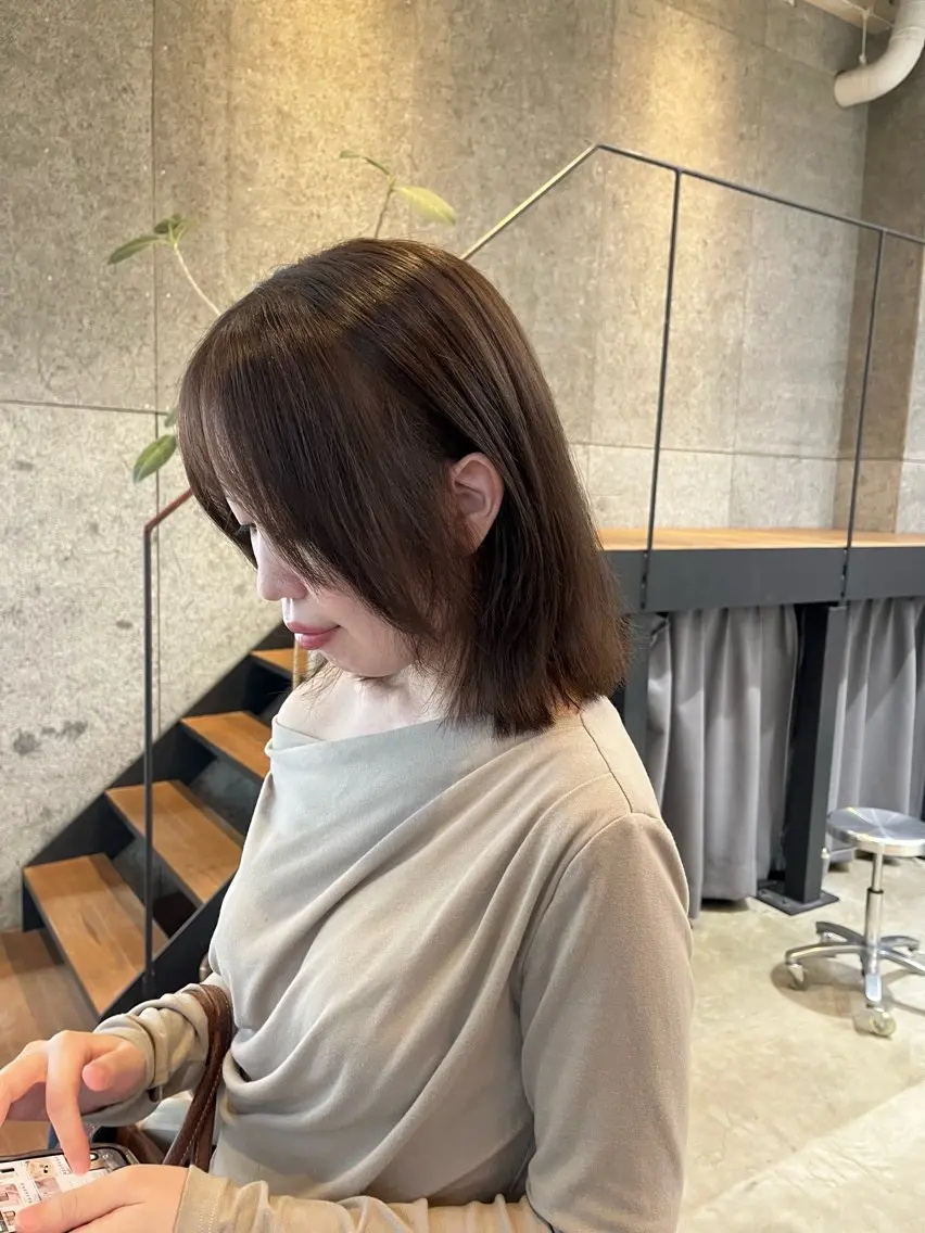 ミディアム カラー ヘアカラー トリートメント ヒラノホナミ 艶髪/顔周りレイヤーのヘアスタイル