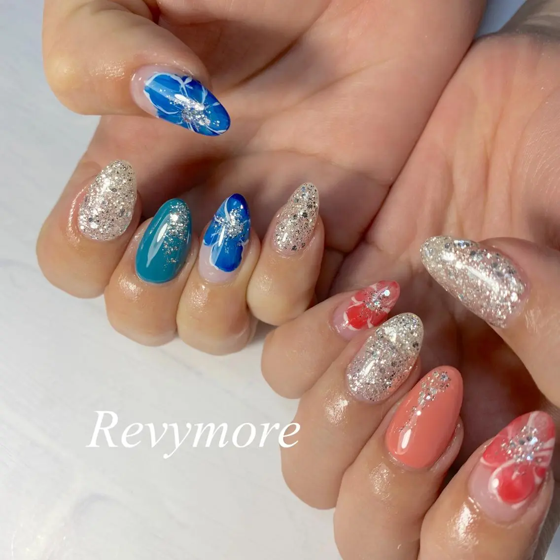 ミディアム ネイル 韓国風ヘア フラワーネイル ジェルネイル キラキラネイル 韓国ネイル nail salon Revymoreのネイルデザイン