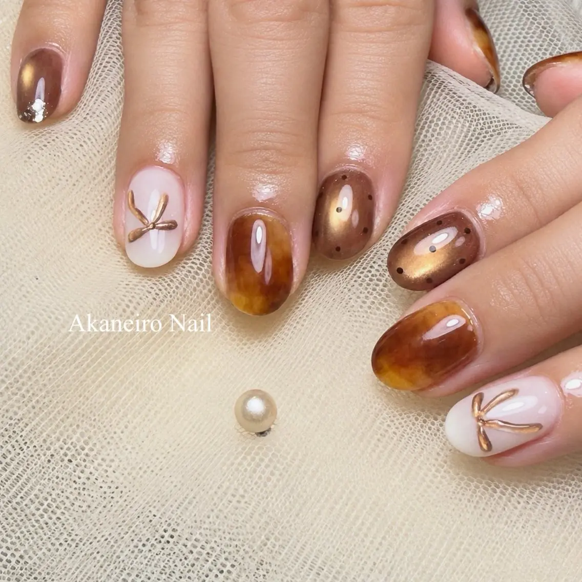 ネイル べっ甲ネイル ブラウン ドット ゴールド リボン Akaneiro Nailのネイルデザイン