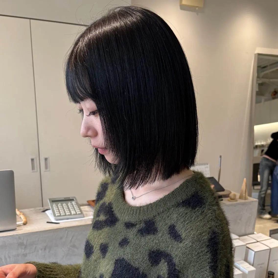 ショート カラー 黒髪 ブルーカラー ブルーブラック ボブ レイヤーカット 安西 香利奈のヘアスタイル