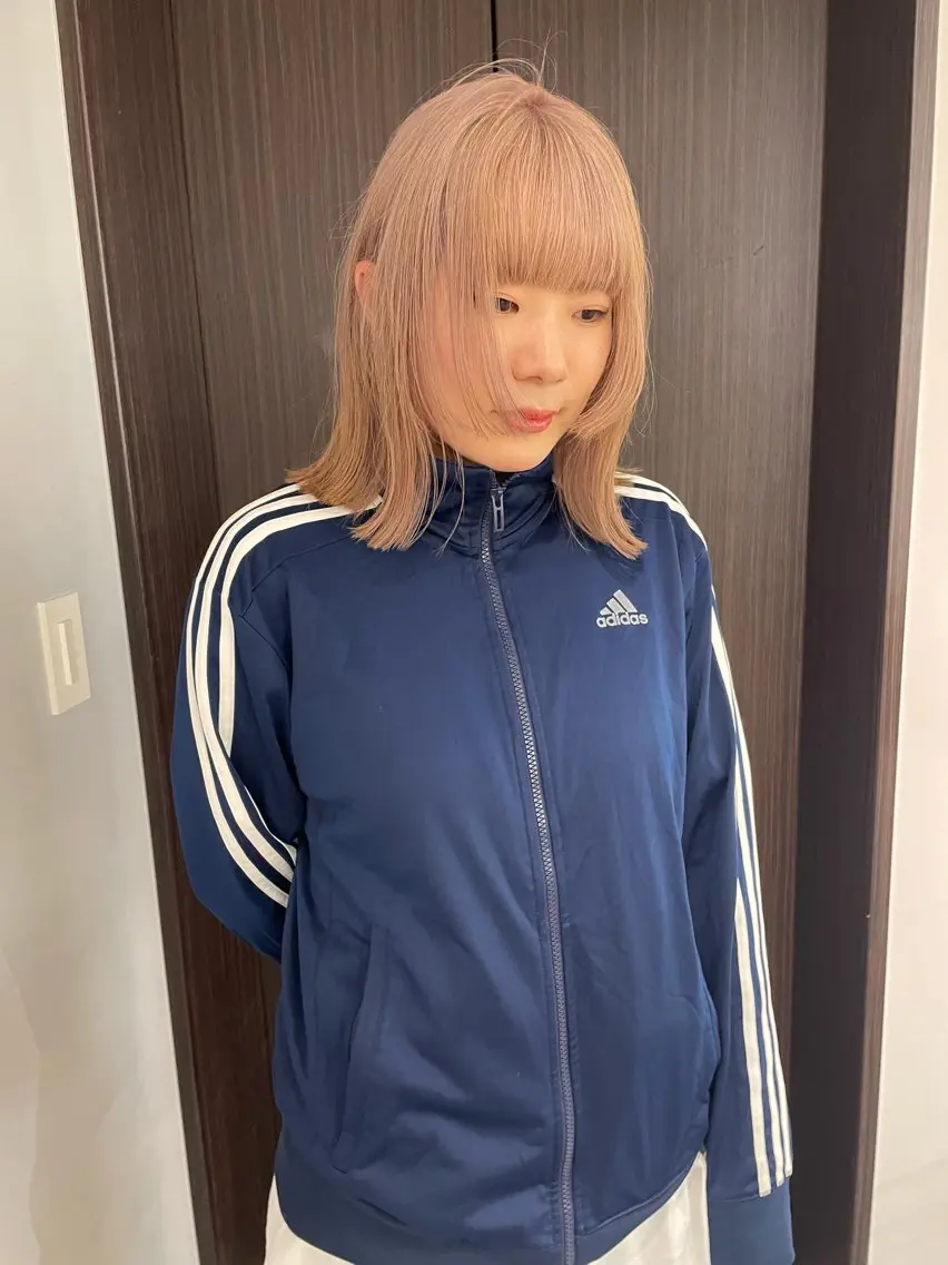 ミディアム カラー ベージュカラー ブリーチ ケアブリーチ ダブルカラー ハイトーンカラー カット ヘアカラー トリートメント MIU/ルーツカラー 顔まわりレイヤーのヘアスタイル