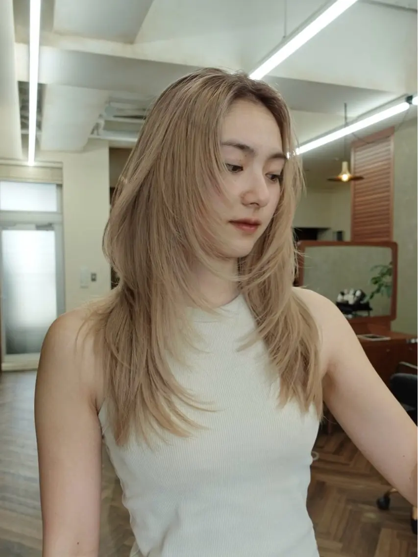 ミディアム カラー ブリーチ ブロンド ケアブリーチ 透明感カラー ダブルカラー レイヤー専門家 ダブルカラー修のヘアスタイル