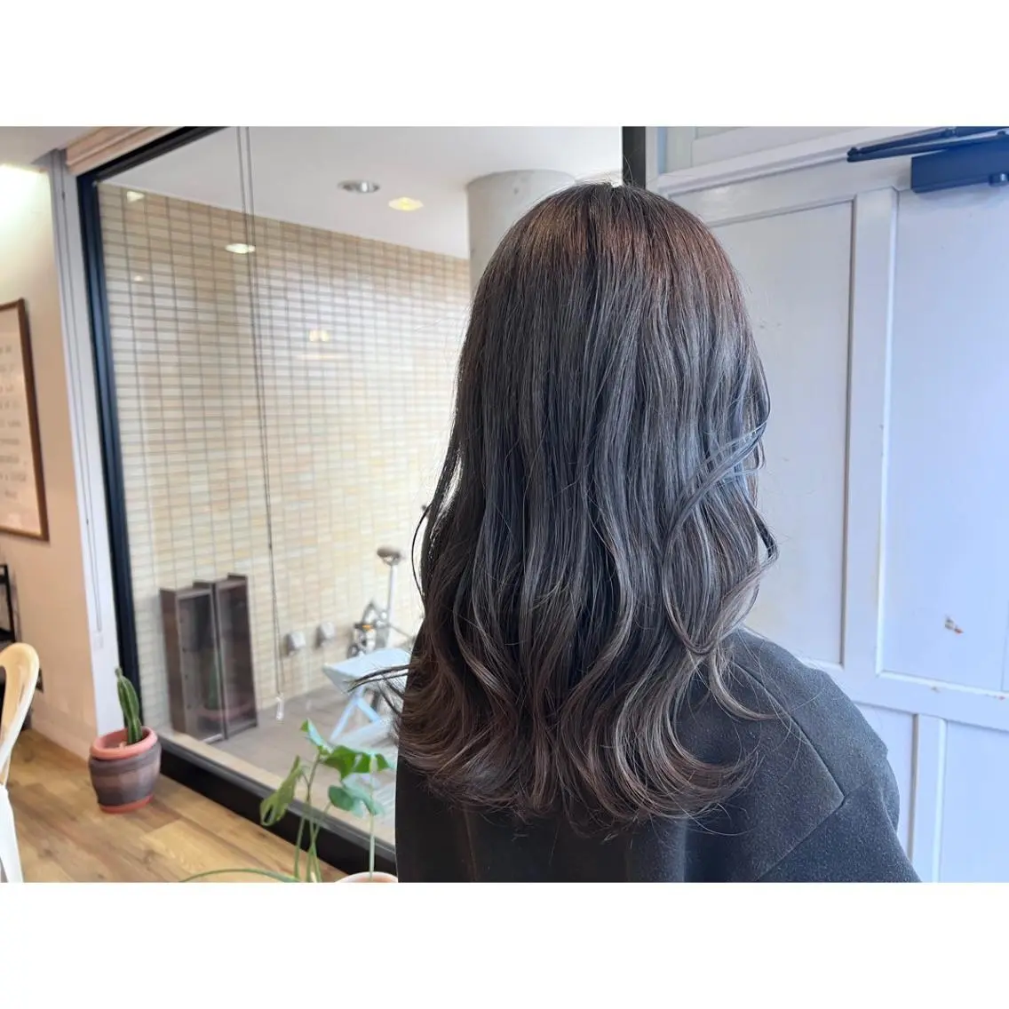 ロング カラー ブリーチ グレージュ ヘアカラー トリートメント ツキダテ ユイのヘアスタイル