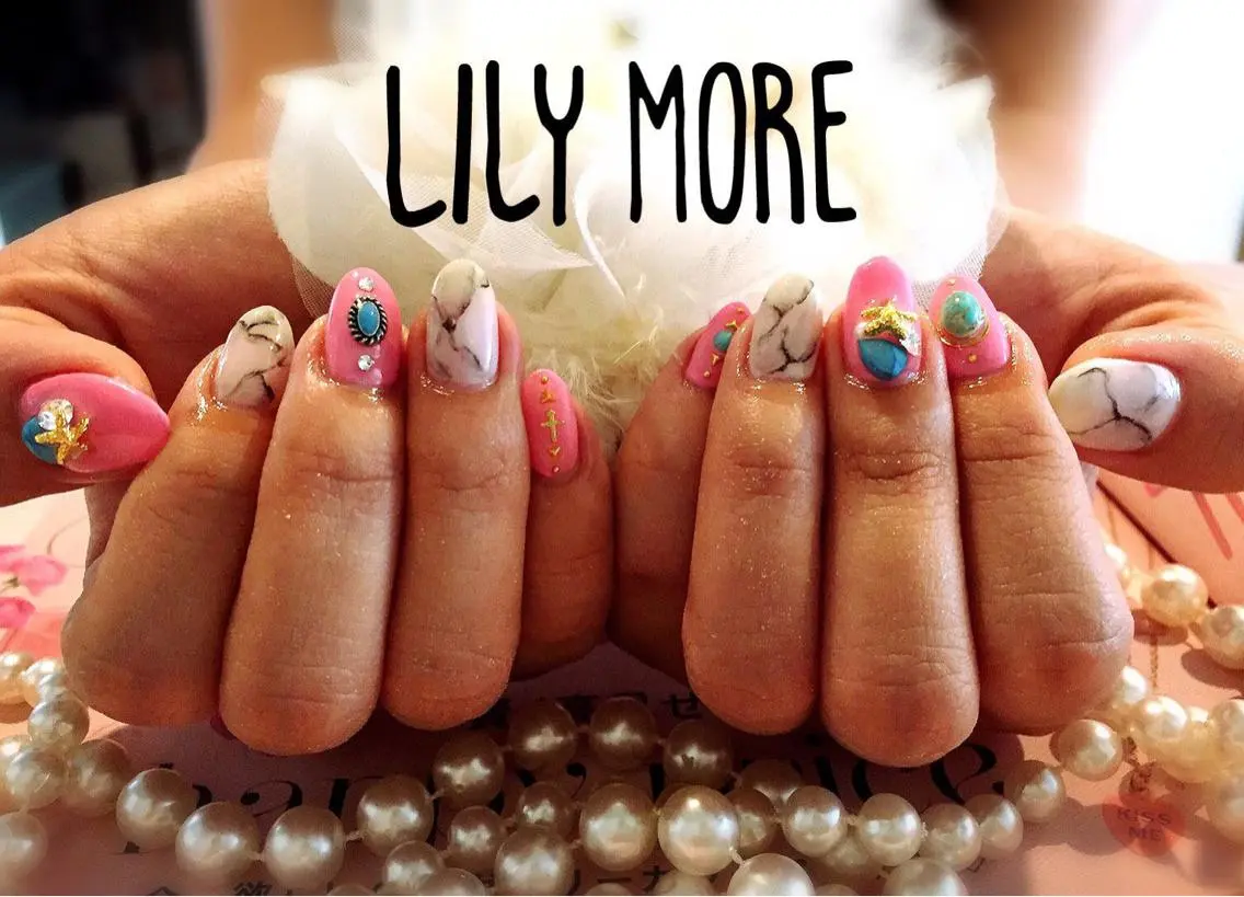ネイル ストーンネイル Lily closetのネイルデザイン