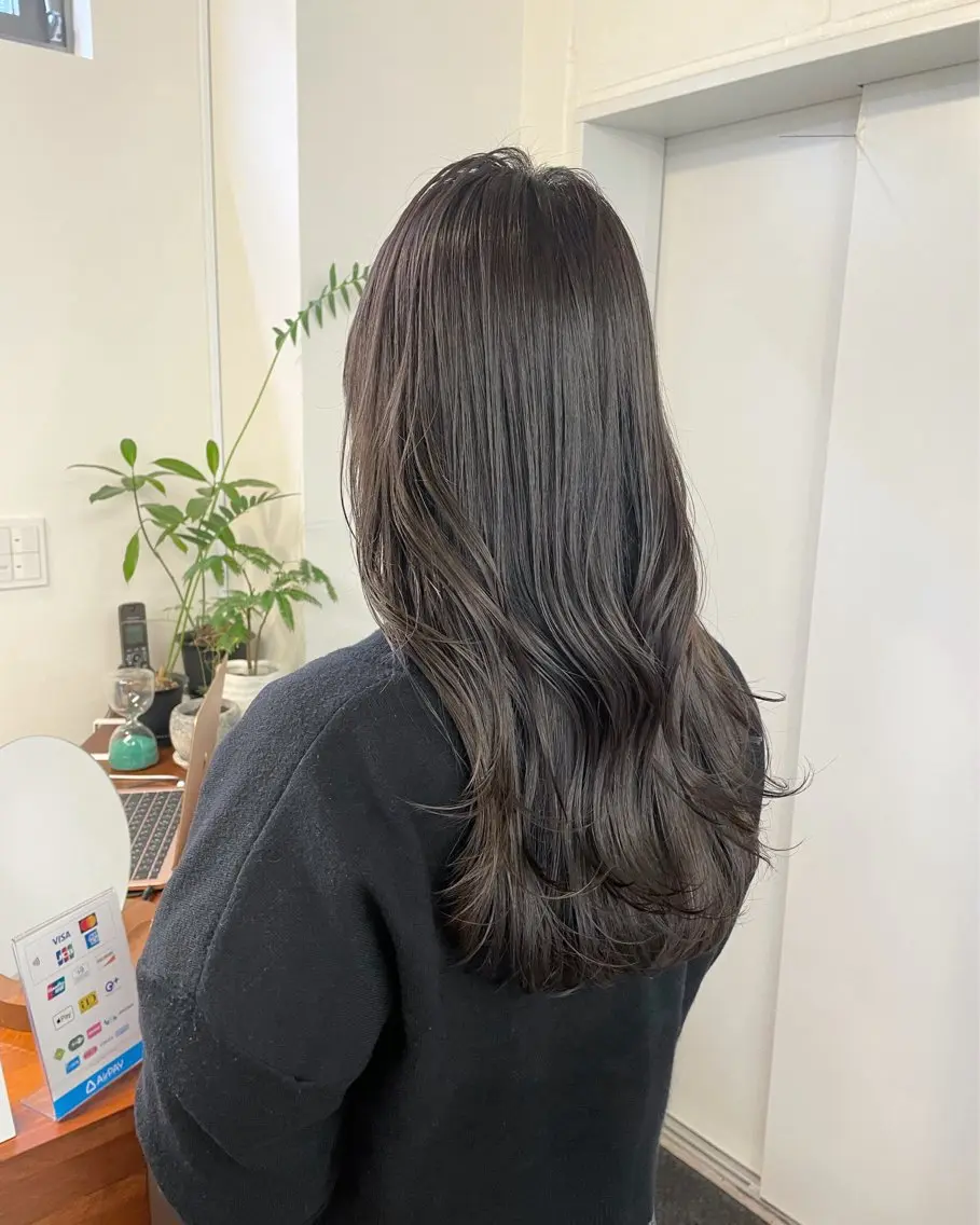 ロング ヘアカラー 顔まわりレイヤー 透明感カラー🩵🩵のヘアスタイル