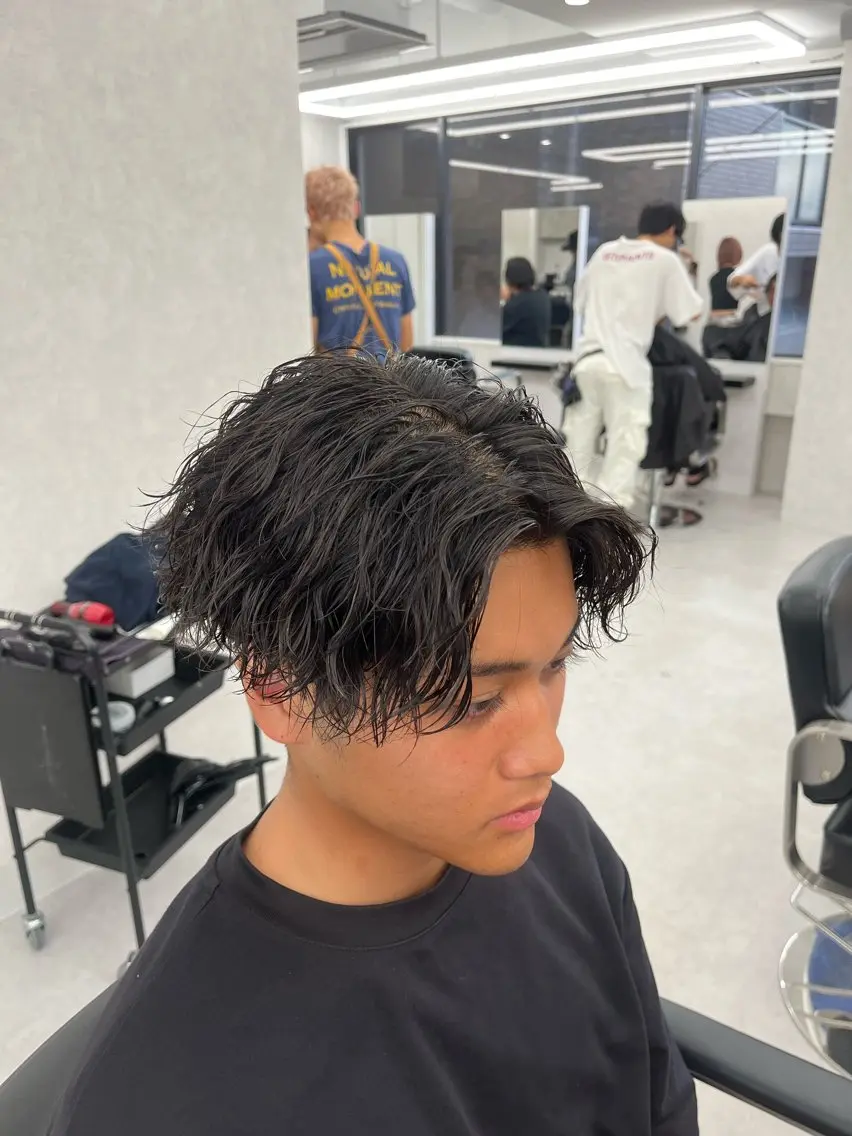 ショート カラー パーマ ヘアアレンジ メンズ センターパート メンズパーマ 波巻きパーマ 齊藤 大地のヘアスタイル
