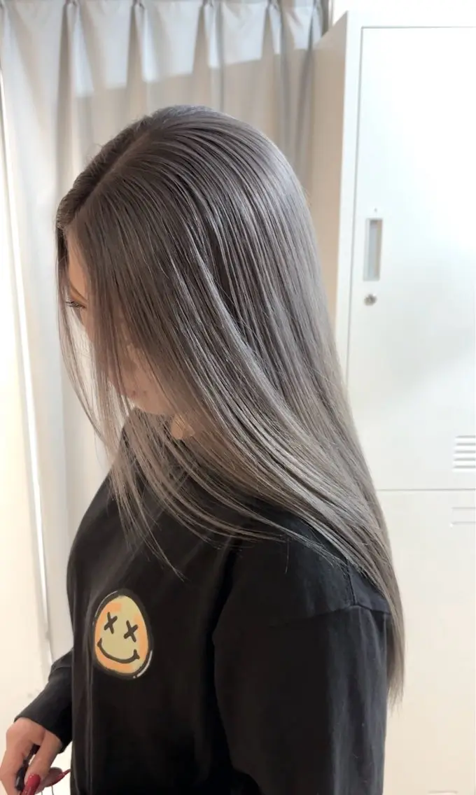 ロング カラー ブリーチ シルバー カット ヘアカラー ギャルの革命児 秀斗のヘアスタイル