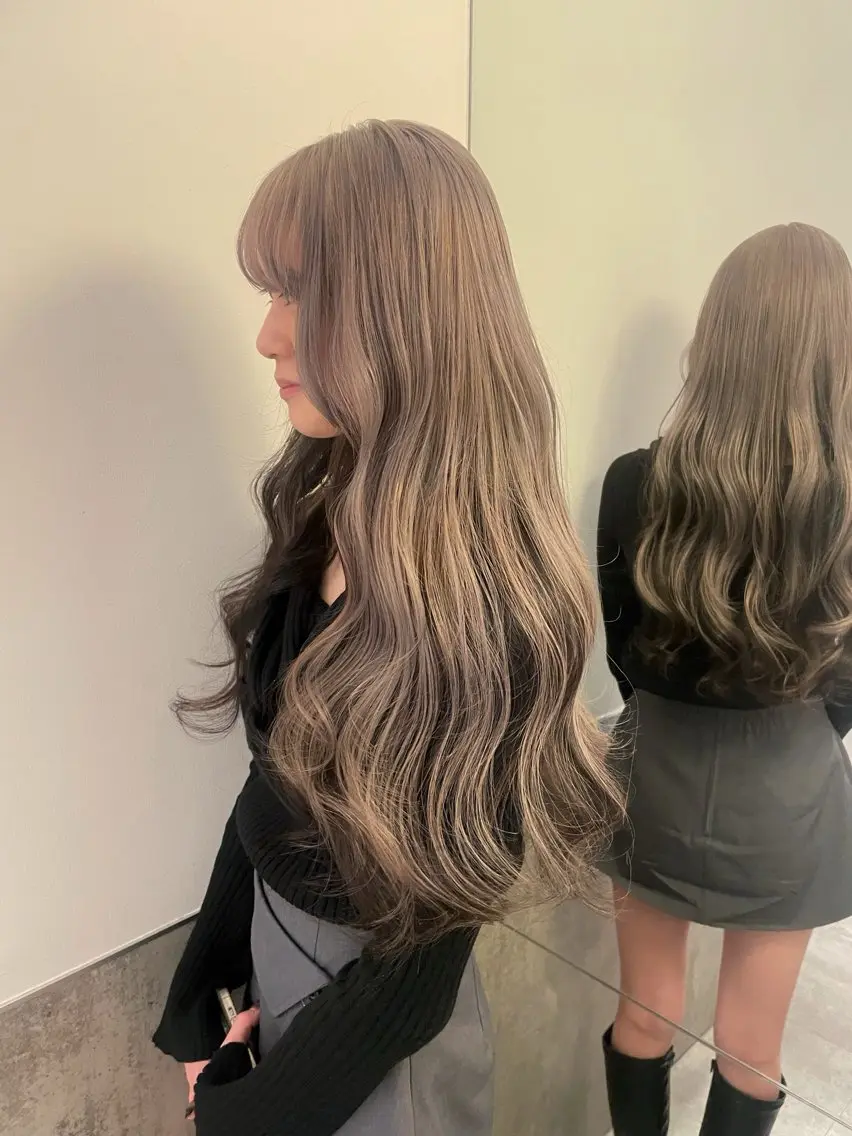ロング カラー ヘアアレンジ デザインカラー ダブルカラー グレージュ ハイトーンカラー ミルクティーグレージュ ヘアカラー トリートメント ヘアセット 憧れの艶ハイトーンへ 🌙サイダサキのヘアスタイル