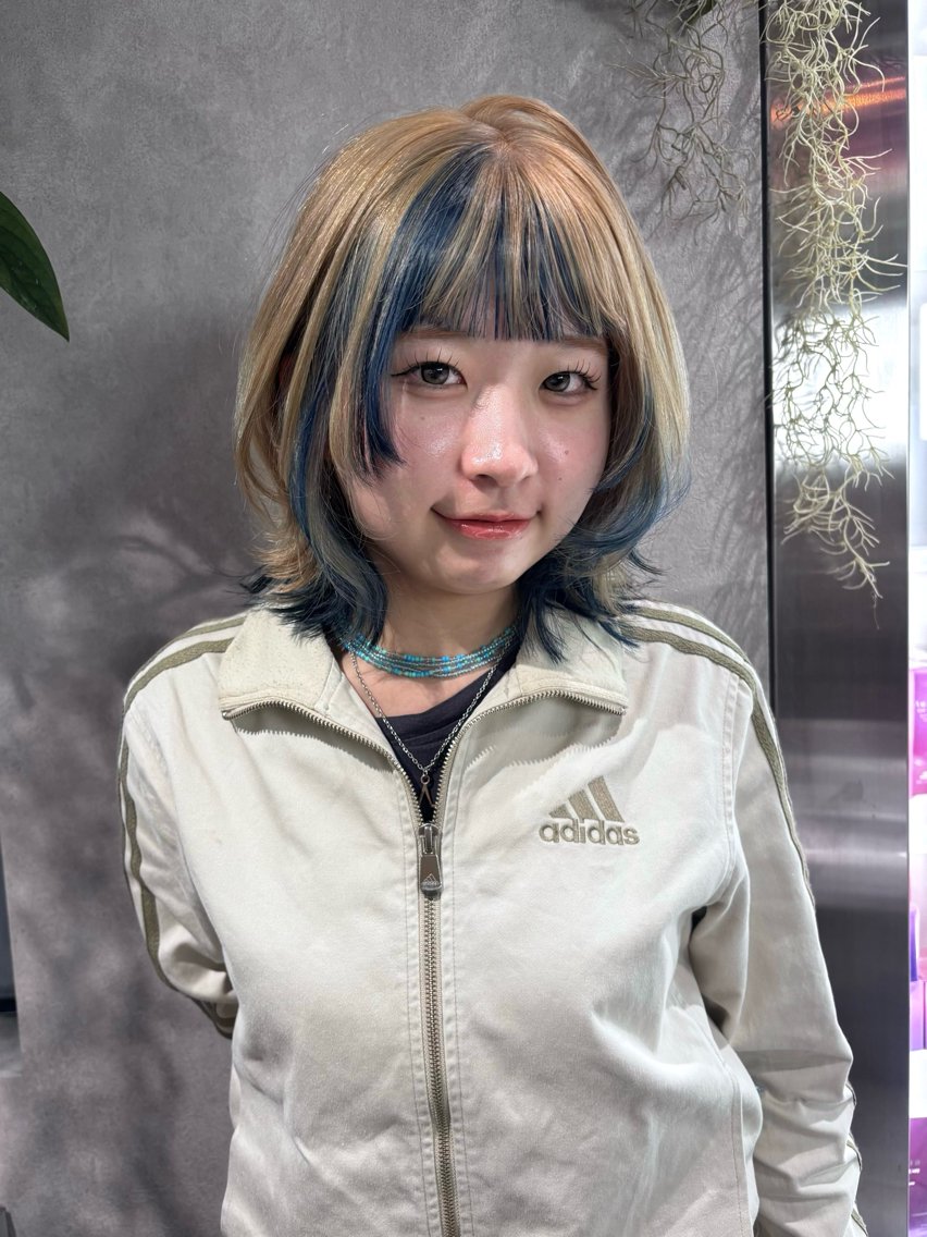 セミロング カラー ヘアアレンジ 切りっぱなしボブ ブリーチ デザインカラー ダブルカラー イヤリングカラー ヘアカラー color.nail 🫧ionaのネイルデザイン