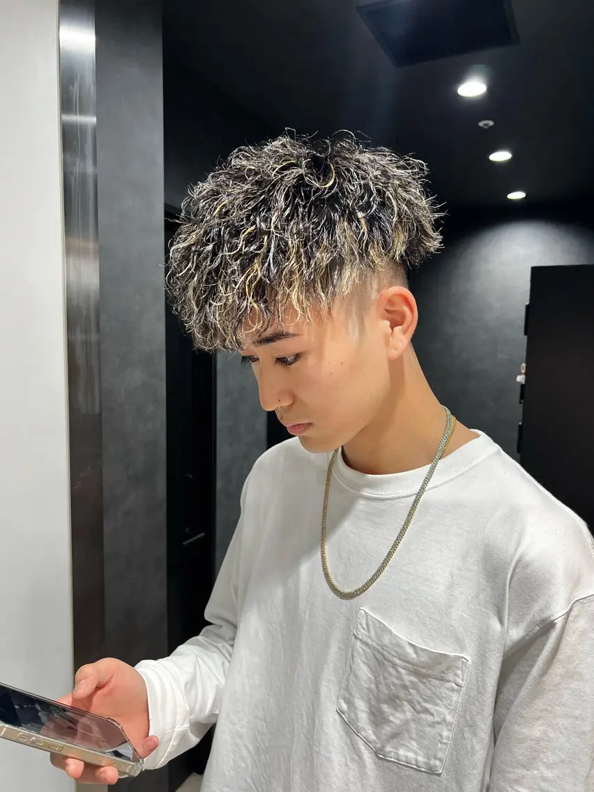 ✨️パーマがよりおしゃれに！✨️✂️カット✂️＋🌀パーマ🌀＋ハイライト🔥でフルコースバチイケメニュー！の写真