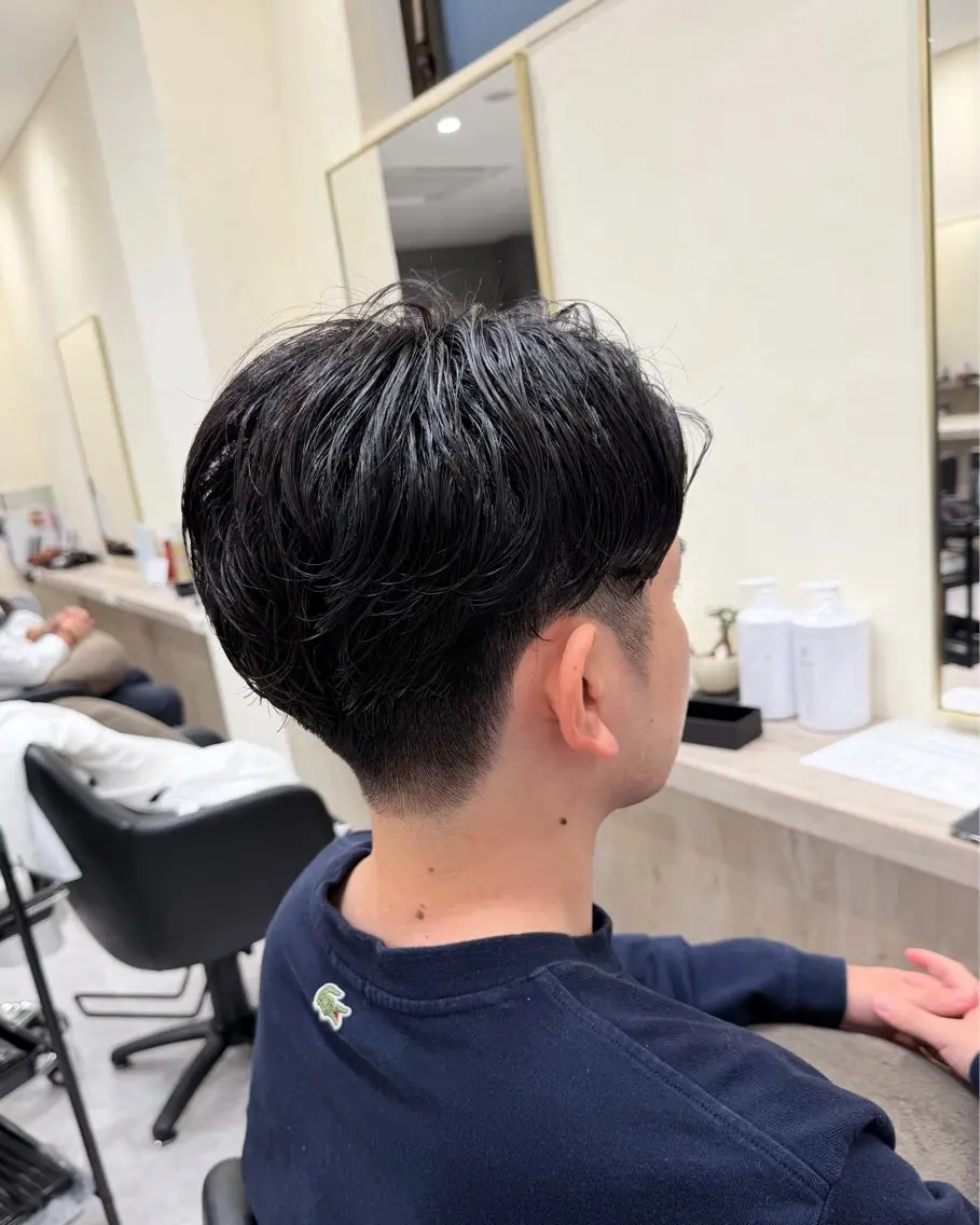 ショート パーマ メンズ フェザーパーマ メンズパーマ 刈り上げ カット パーマ 長沖彩加/勝田台/ 髪質改善/艶髪カラーのヘアスタイル